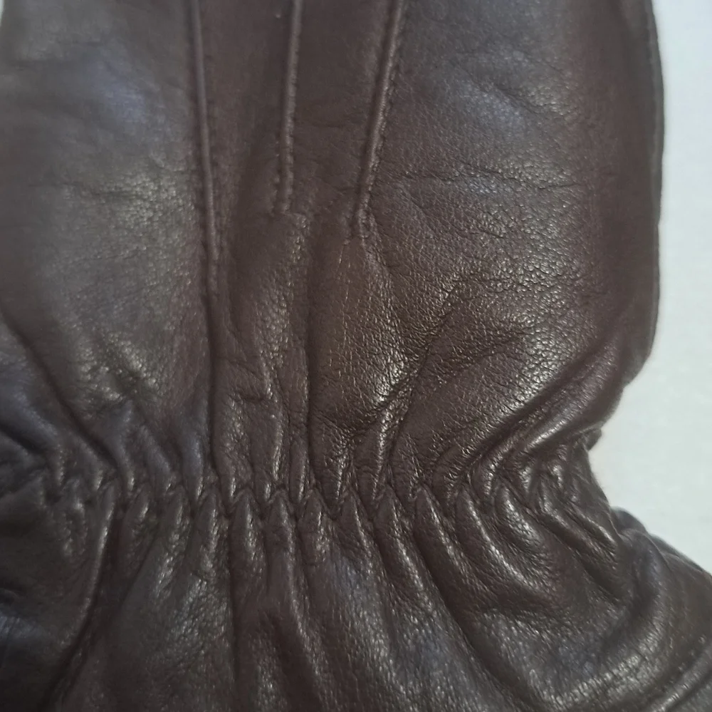 Isotoner Wonder Fit Women's Genuine Leather Gloves